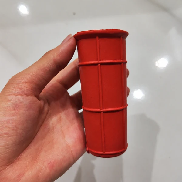 Tay cầm một tay nắm xe rùa màu đỏ