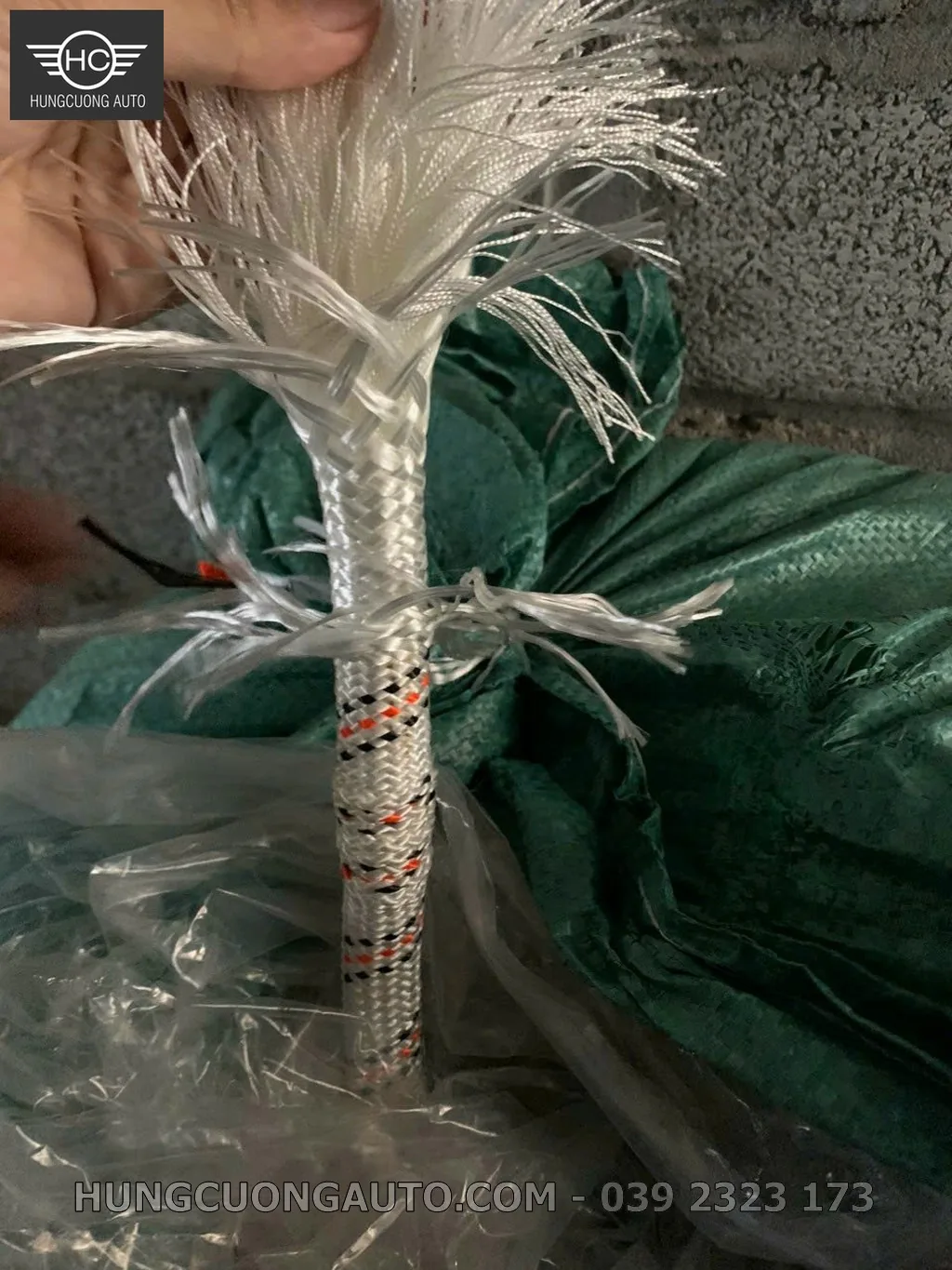 Cận cảnh cấu trúc sợi dây dù polyester cường lực bện chắc, phù hợp nội dung “Câu Hỏi Thường Gặp Về Dây Dù Kéo Bạt Phi 6–24”