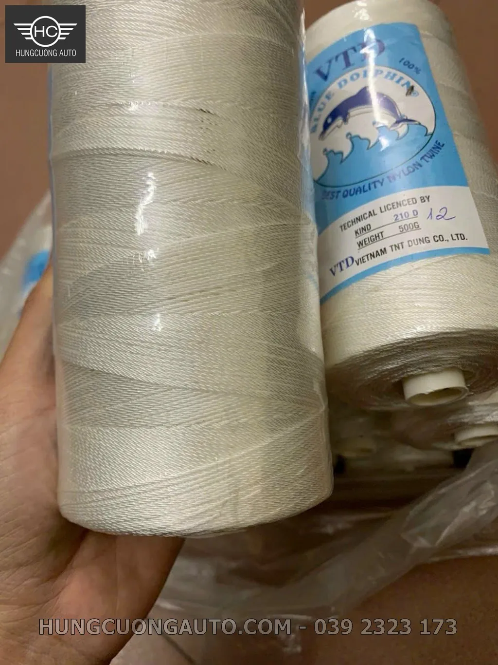 Cuộn chỉ polyester trắng VTD dùng gia công dây và sản phẩm kỹ thuật, phù hợp nội dung “Gia Công Dây Dù OEM Theo Kích Thước Và Quy Cách Yêu Cầu”
