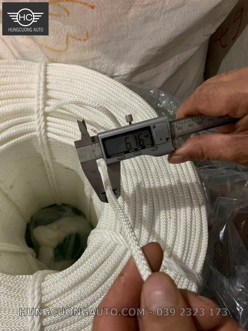 Cuộn chỉ polyester trắng VTD dùng gia công dây và sản phẩm kỹ thuật, phù hợp nội dung “Gia Công Dây Dù OEM Theo Kích Thước Và Quy Cách Yêu Cầu”
