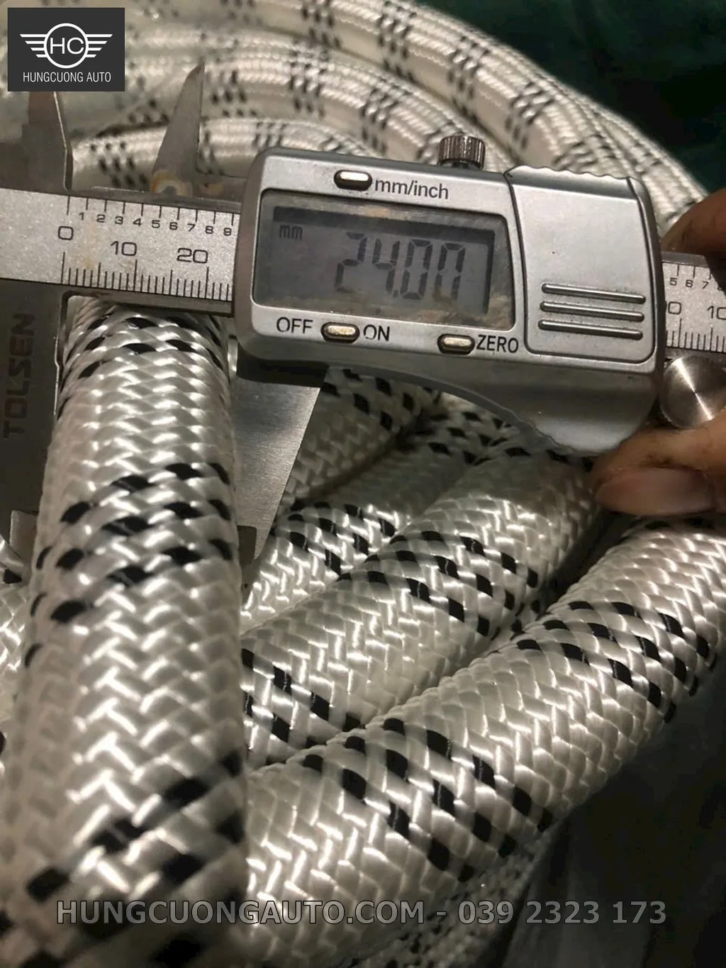 Cuộn chỉ polyester trắng dùng gia công dây bện