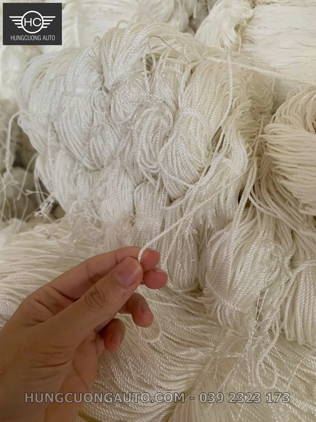 Cuộn chỉ polyester trắng VTD dùng gia công dây và sản phẩm kỹ thuật, phù hợp nội dung “Nguồn Dây Dù Giá Sỉ Cho Thợ Mái Che Và Nhà Thầu”