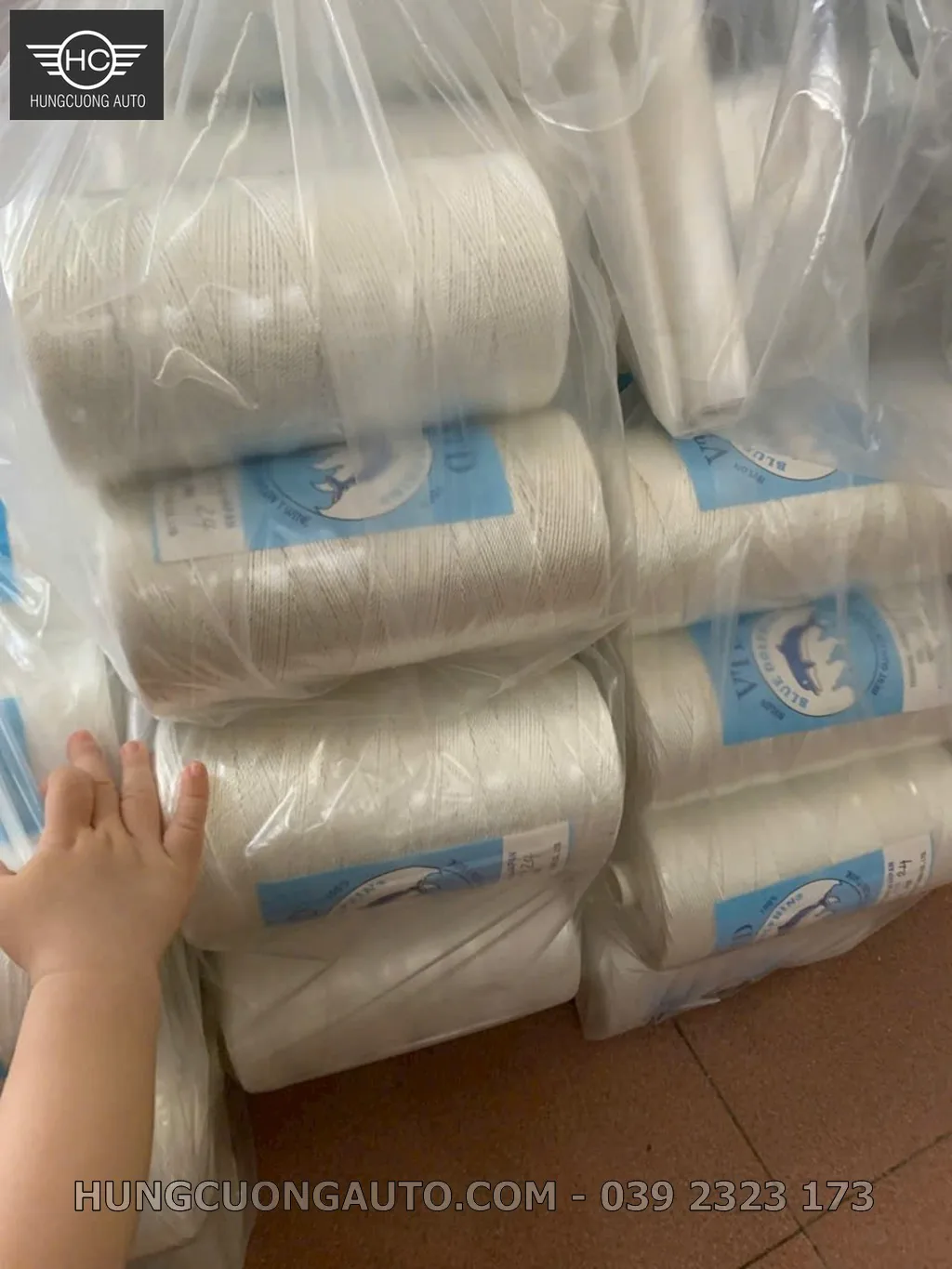 Cuộn chỉ polyester trắng VTD dùng gia công dây và sản phẩm kỹ thuật, phù hợp nội dung “Nguồn Dây Dù Giá Sỉ Cho Thợ Mái Che Và Nhà Thầu”