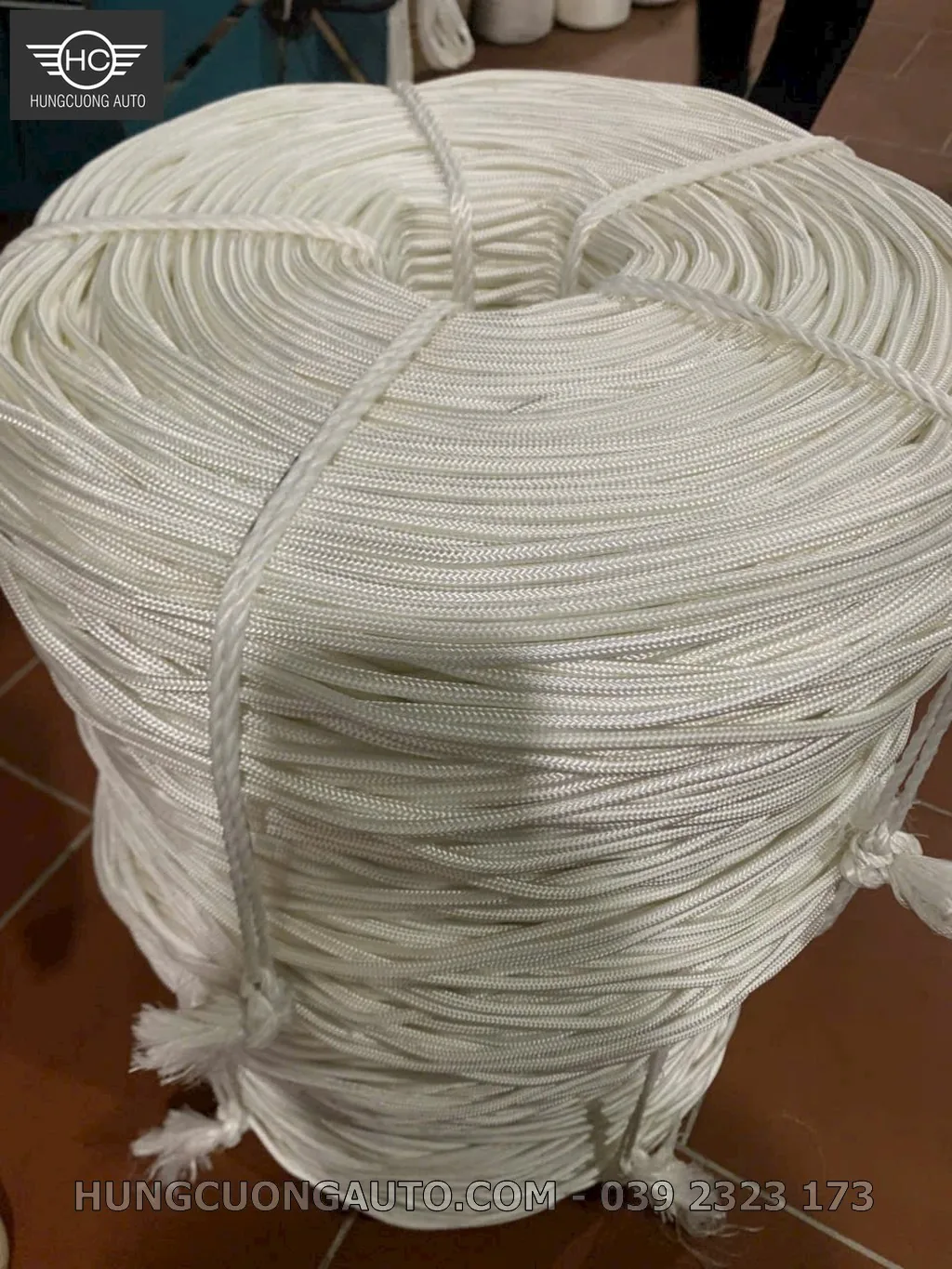 Cuộn dây dù bông minh họa cách luồn dây kéo bạt xếp
