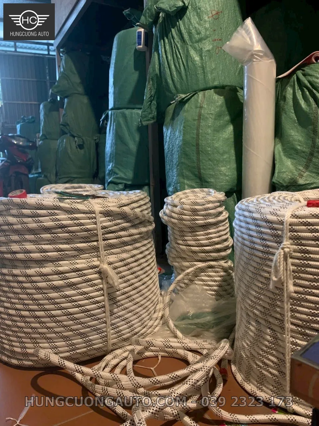 Các cuộn dây polyester trong kho theo khu vực