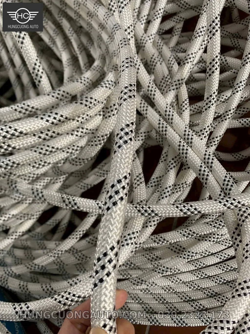Chuẩn bị cuộn dây dù theo số lượng đặt