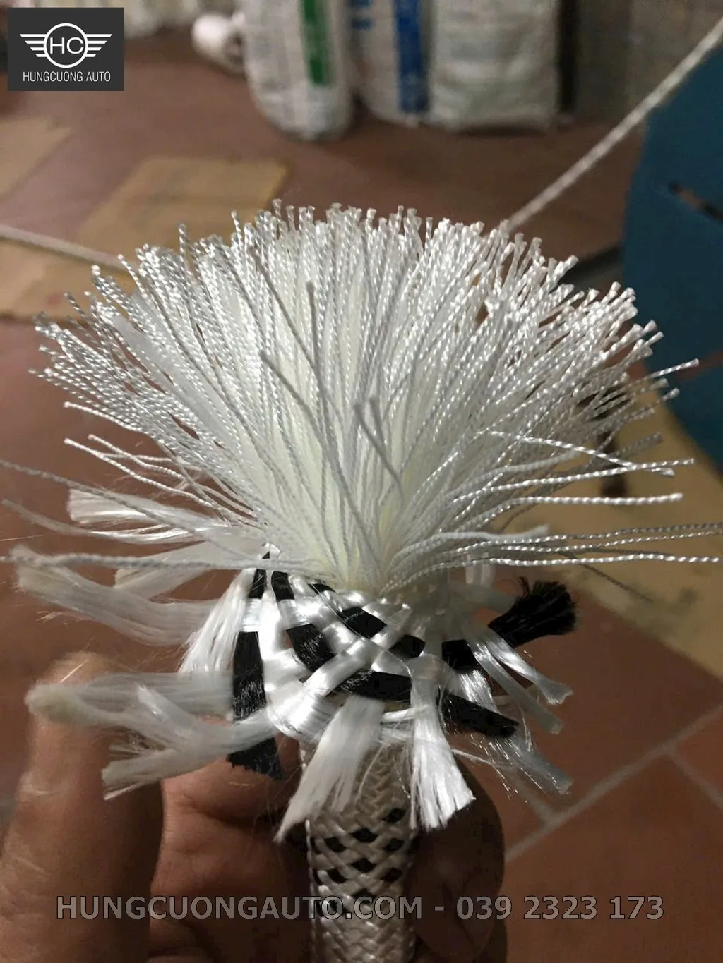 Mặt cắt lõi dây dù polyester cho thấy cấu trúc sợi bên trong, phù hợp nội dung “Cách Kiểm Tra Đường Kính, Trọng Lượng Và Chất Lượng Dây Dù”