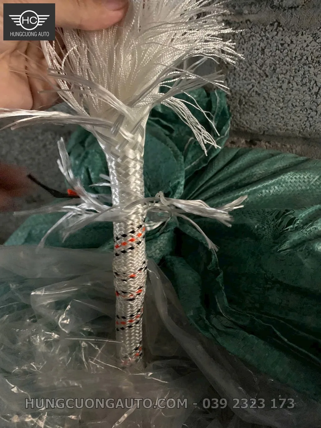 Mặt cắt lõi dây dù polyester cho thấy cấu trúc sợi bên trong, phù hợp nội dung “Dây Dù Hay Cáp Inox: Loại Nào Phù Hợp Mái Bạt”