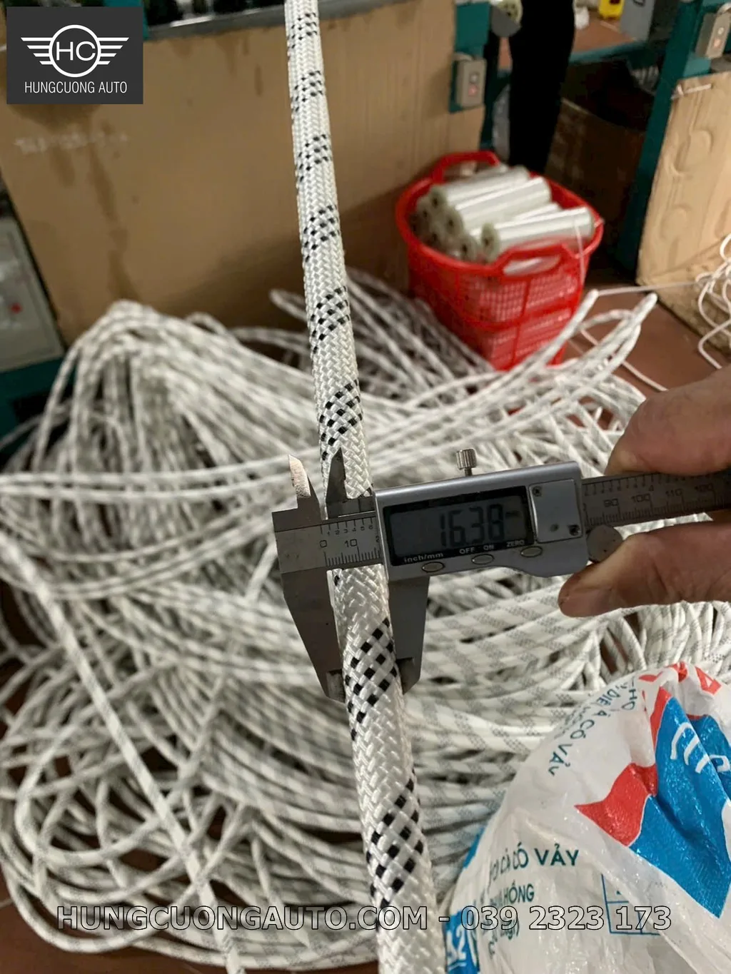 Mặt cắt lõi dây dù polyester cho thấy cấu trúc sợi bên trong, phù hợp nội dung “Hình Ảnh Và Video Thực Tế Dây Dù Phi 6–24”