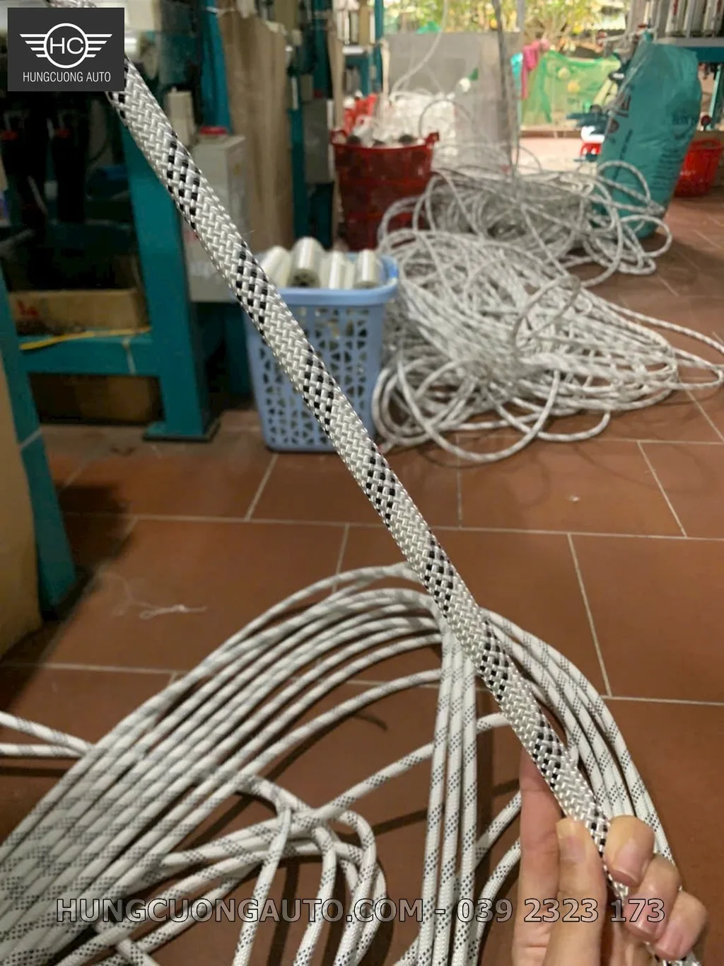 Khu vực sản xuất và gia công dây dù polyester tại xưởng, phù hợp nội dung “Cách Chọn Dây Kéo Bạt Theo Diện Tích Và Hệ Ròng Rọc”