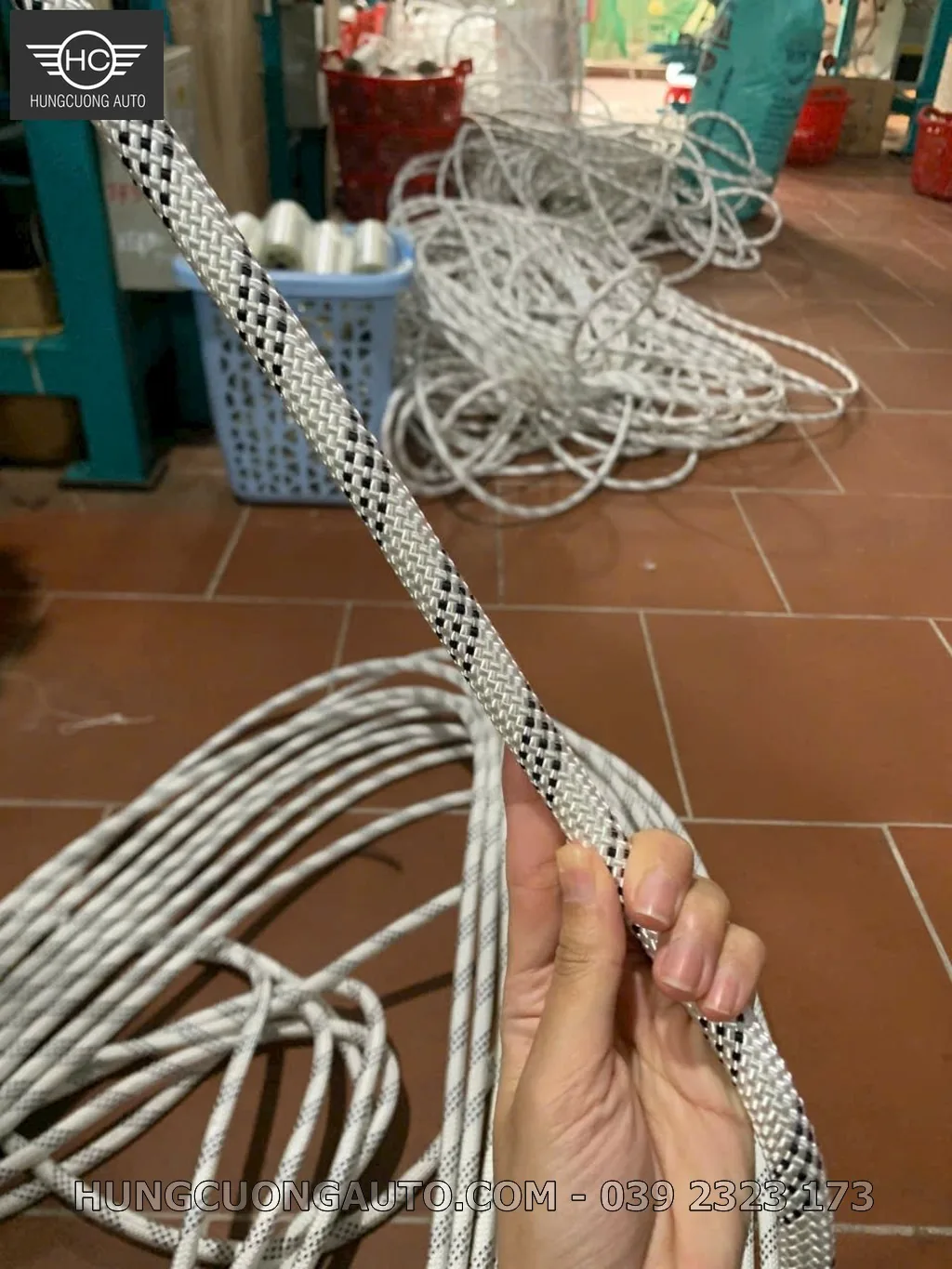 Khu vực sản xuất và gia công dây dù polyester tại xưởng, phù hợp nội dung “Cách Tính Số Mét Dây Cho Mái Xếp Và Hệ Kéo Vòng Kín”