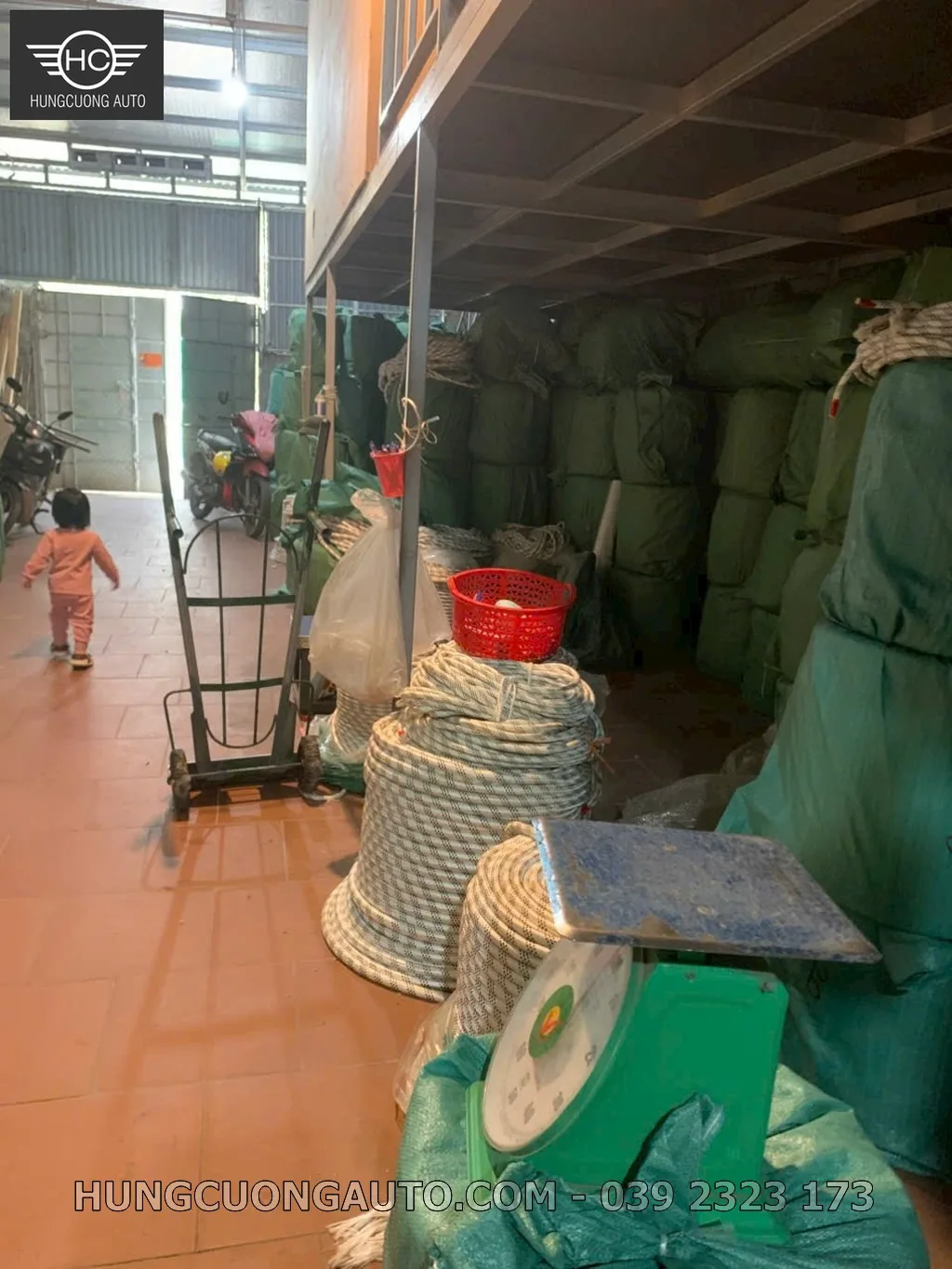 Khu vực sản xuất và gia công dây dù polyester tại xưởng, phù hợp nội dung “Cách Luồn Dây Kéo Bạt Xếp Qua Ròng Rọc Đúng Chiều”