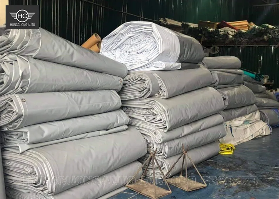 Các bó bạt mái xếp màu ghi đã gia công được xếp chồng tại xưởng