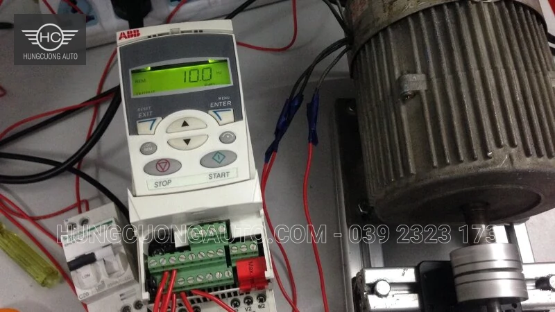 Biến tần ABB đấu thử cùng động cơ và dây nối trên bàn