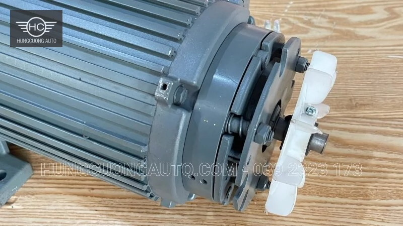 Chi tiết cụm phanh, bu lông và cánh quạt trắng của động cơ điện