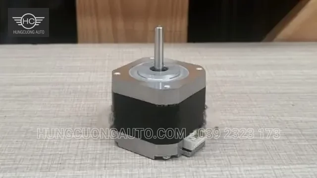 Động cơ bước nhìn nghiêng từ phía đầu nối điện
