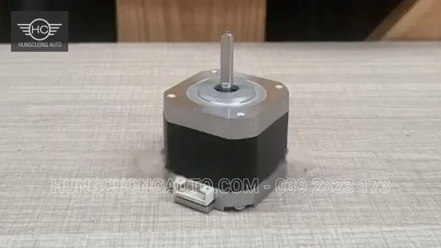 Động cơ bước nhìn nghiêng từ phía trục ra và đầu nối