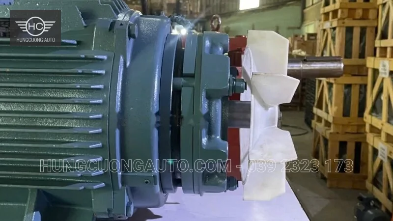 Cận cảnh cụm phanh và cánh quạt trắng nối ở đuôi động cơ.
