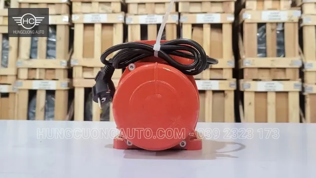 Động cơ rung nhìn từ nắp đầu tròn và dây nguồn