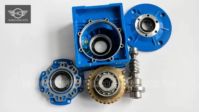 Thân hộp giảm tốc NMRV, bánh vít, trục vít và các nắp được tháo rời.
