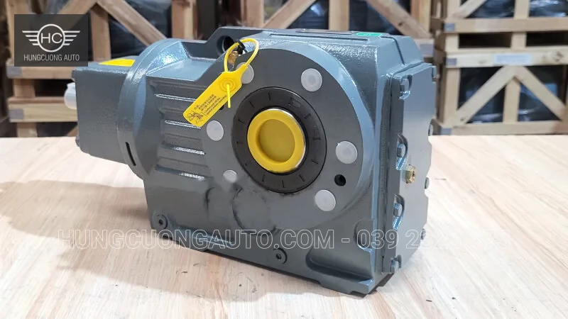 Mặt lỗ trục của hộp giảm tốc màu xám có nắp vàng và vòng nắp bắt bulông.