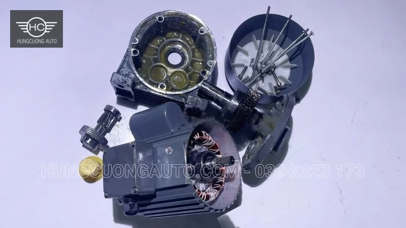 Các bộ phận motor và hộp giảm tốc khi tháo rời