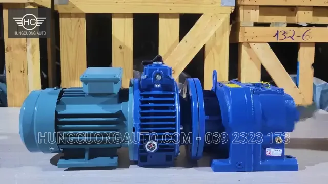 Mặt bên cụm motor, bộ điều tốc và hộp giảm tốc màu xanh.