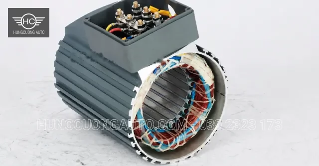 Stator motor đã tháo rotor, nhìn thấy cuộn dây và hộp đấu điện mở nắp.