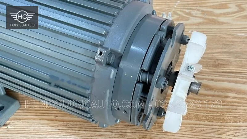 Cụm phanh và cánh quạt trắng phía sau thân motor có gân tản nhiệt.