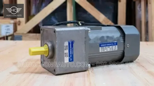 Motor giảm tốc mini nhìn từ phía trục ra và tem thông số