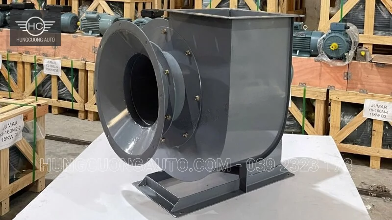 Quạt thổi ly tâm nhìn từ bên hông, thấy thân vỏ và chân đế