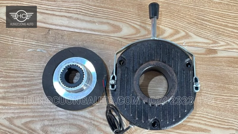 Các bộ phận thắng từ được tháo rời trên bàn