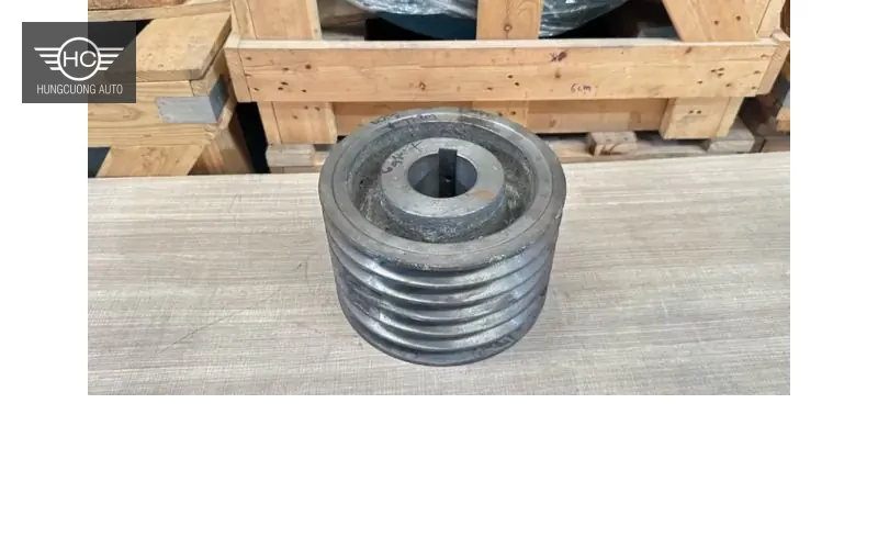 Puly kim loại nhìn từ trên, thấy lỗ trục và các rãnh đai