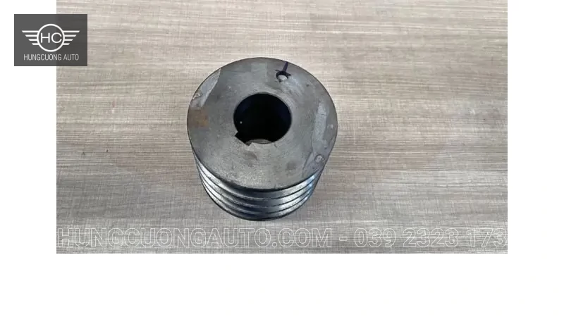 Mặt đầu puly nhìn từ trên, thấy lỗ trục và rãnh then