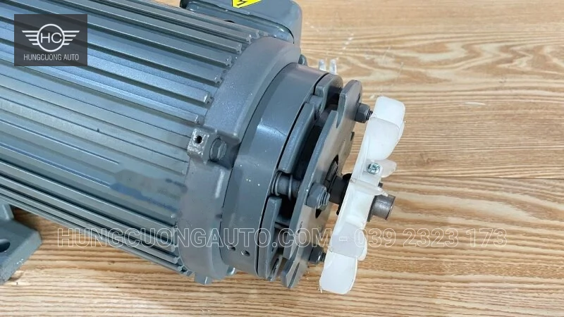 Cụm thắng từ gắn phía sau động cơ, cạnh cánh quạt làm mát