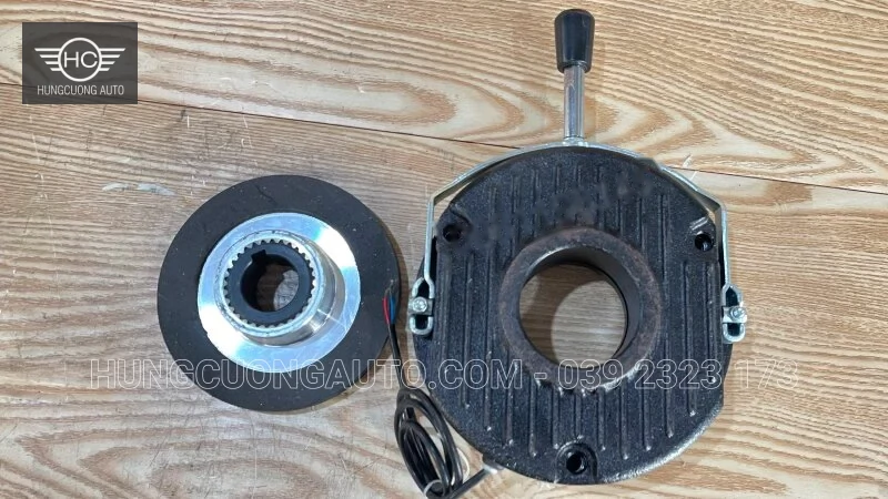 Các bộ phận thắng từ được tháo rời trên bàn
