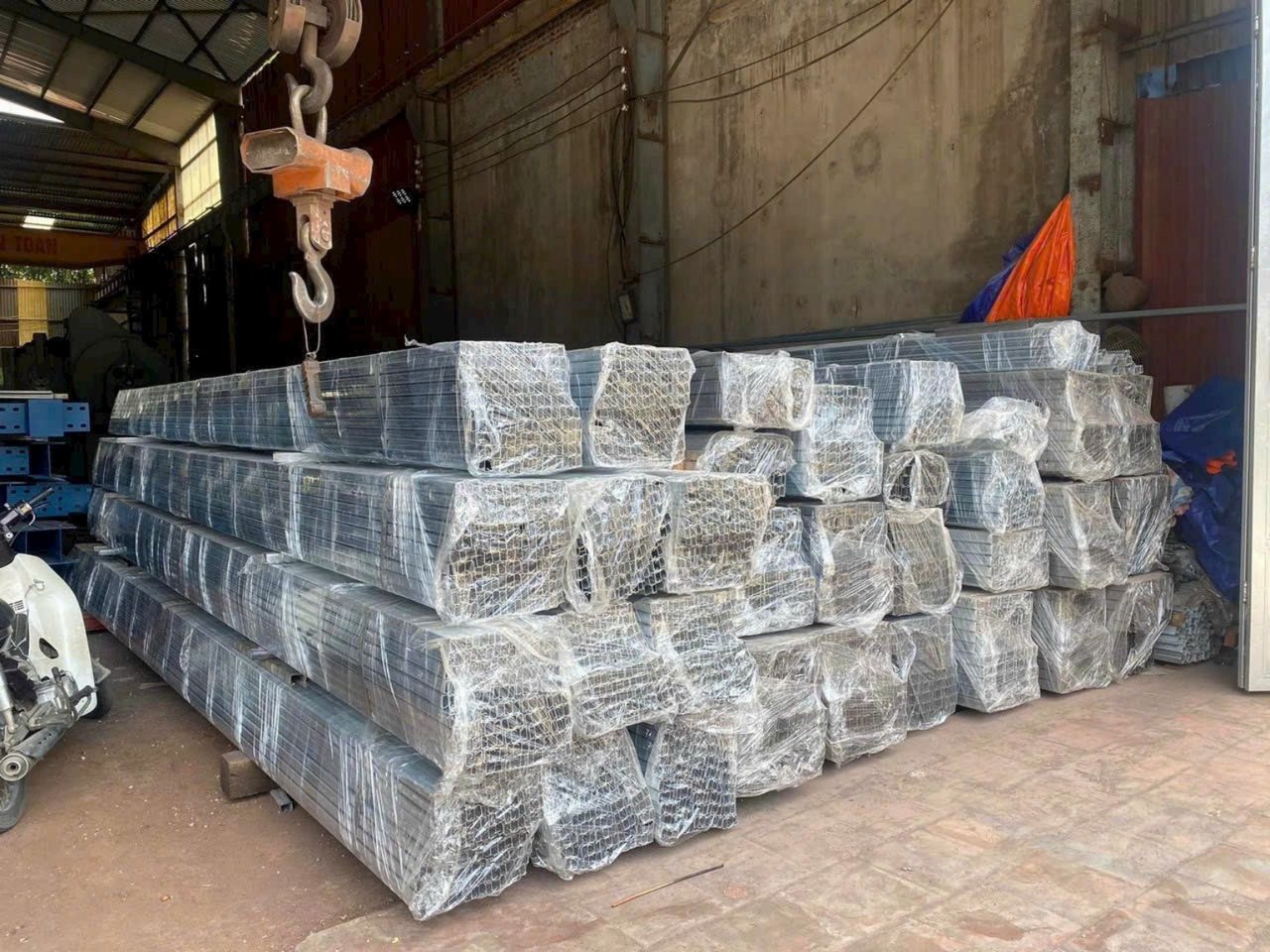 Các bó thanh kim loại xếp trong kho, ảnh minh họa hàng theo lô