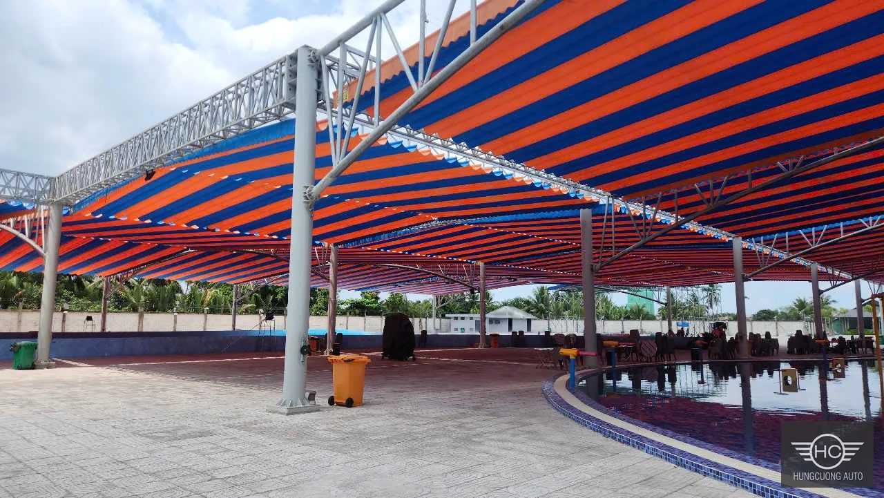 Không gian bên dưới hệ mái xếp Vân Lại Viên