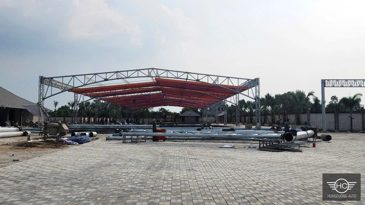 Lắp dựng hệ kèo vượt nhịp xấp xỉ 36 m tại Vân Lại Viên