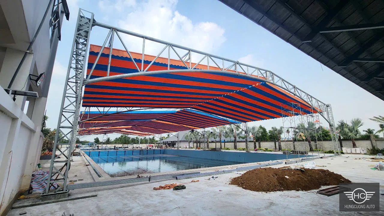 Lắp dựng khung mái xếp bên khu bể bơi Vân Lại Viên