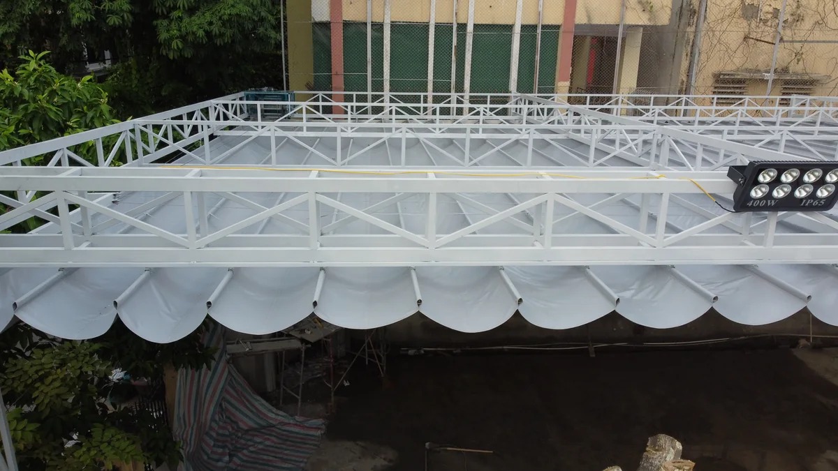 Chi tiết khung kèo và dải bạt xếp sau thi công.