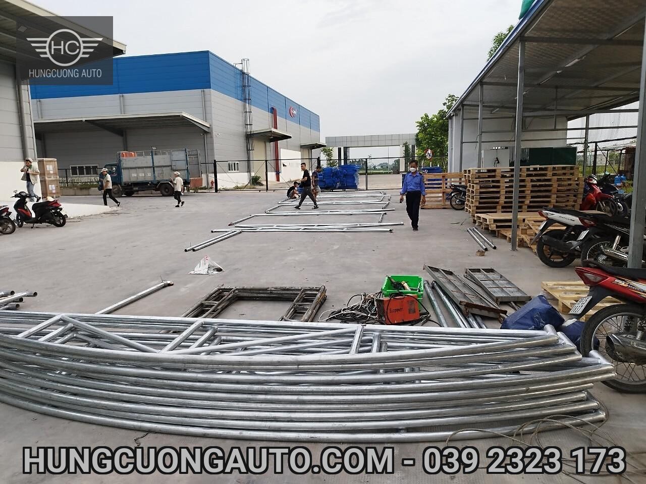 Các đoạn khung vòm tập kết tại sân xưởng