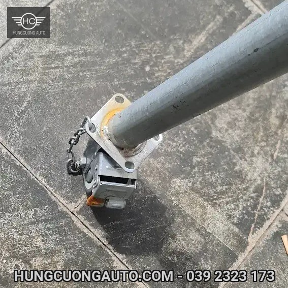 Chi tiết cụm bánh xe gắn chân ống kim loại trên nền lát gạch