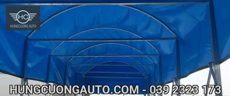 Chi tiết cung khung và thanh ngang dưới mái bạt xanh