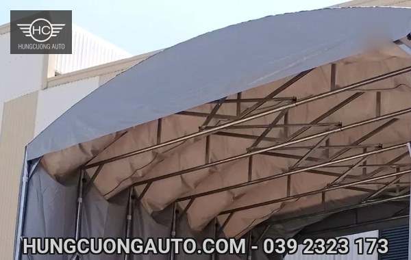 Chi tiết thanh giàn và mặt dưới bạt xám của mái vòm nhìn chếch từ dưới