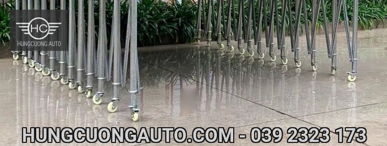 Dãy bánh xe và chân khung thu gọn trên nền ướt