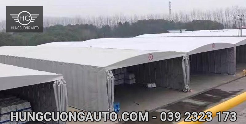 Dãy nhà bạt mở rèm cửa, bên trong có hàng xếp trên pallet
