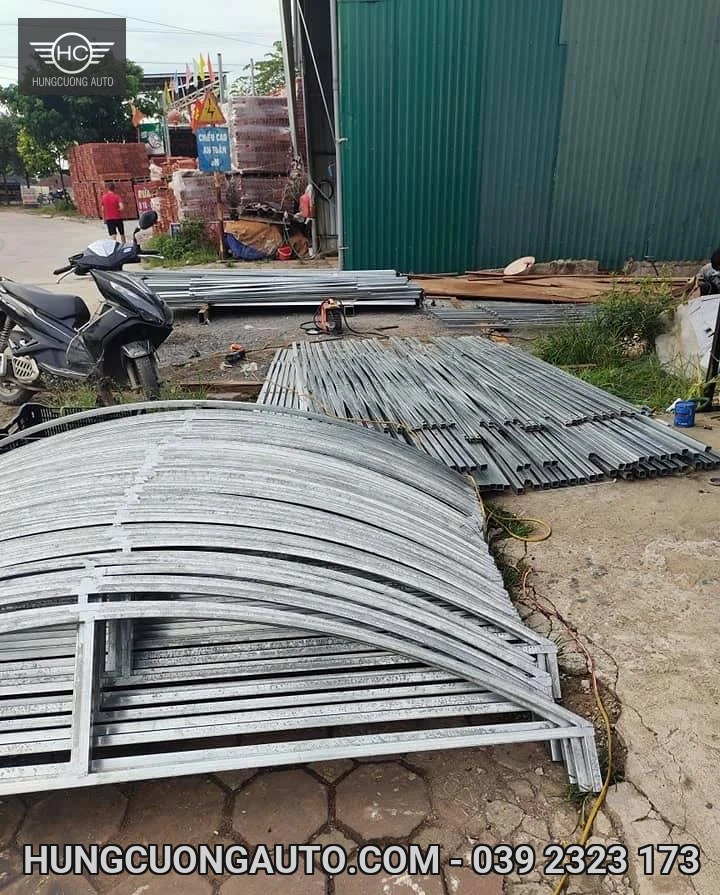 Các cung thép cong và thanh thép hộp chuẩn bị lắp khung mái vòm