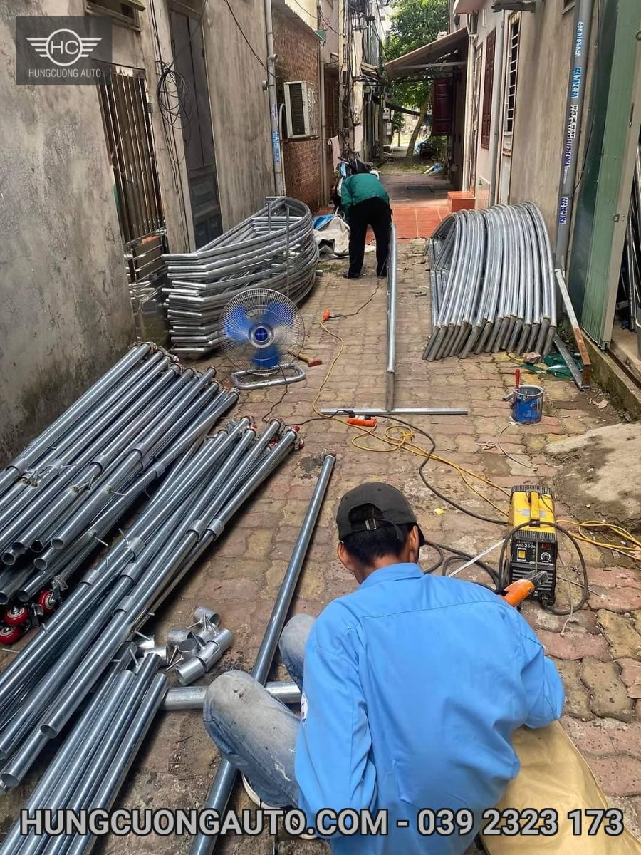 Gia công và tập kết thanh khung kim loại trong xưởng