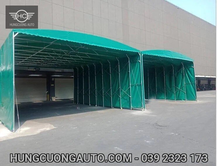 Hai khoang mái bạt xanh sát tường nhà xưởng